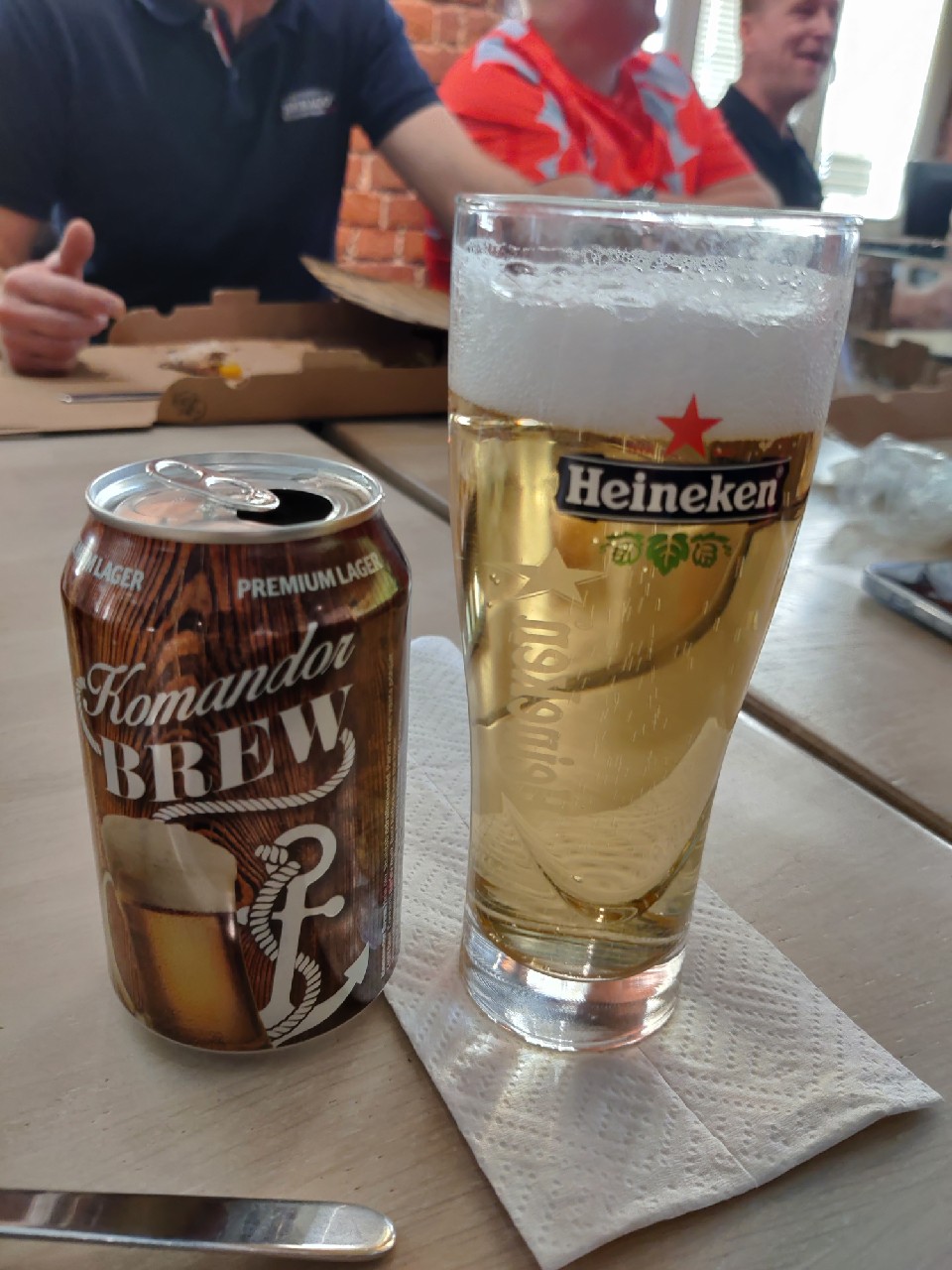 Komandor Brew, Estonia
