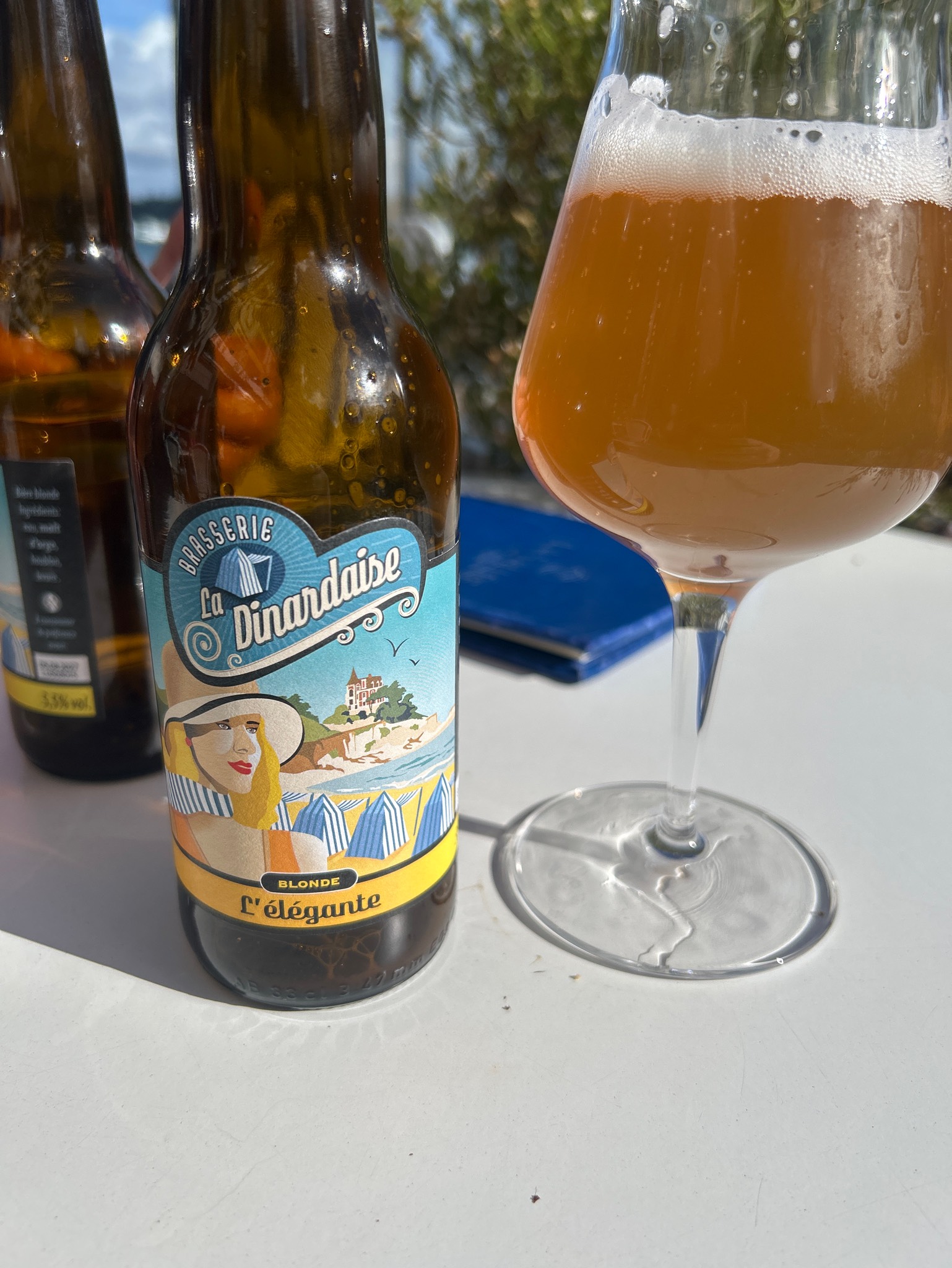 L'Élégante Blonde, Brasserie La Dinardaise