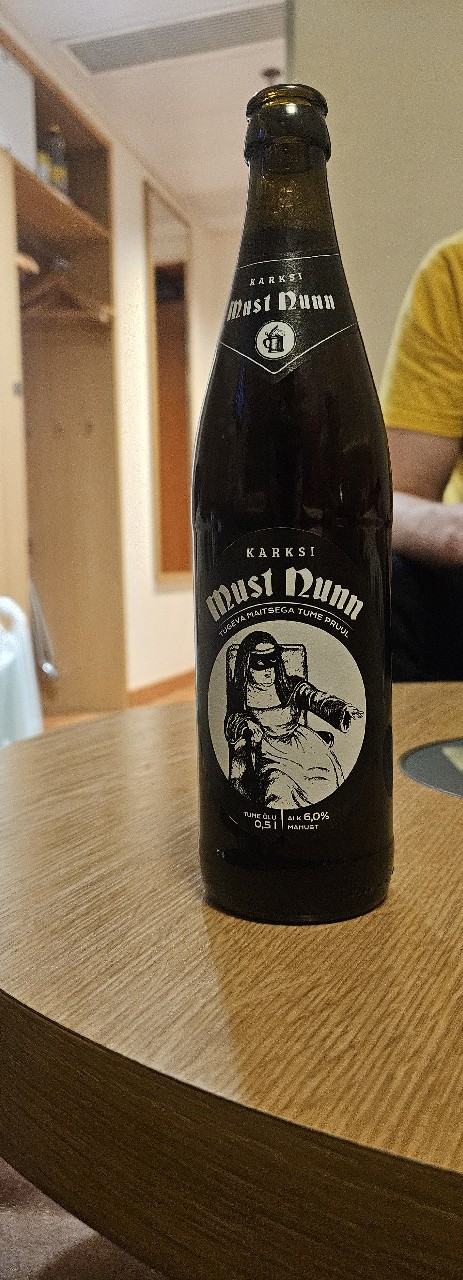 Must Nunn, Karksi