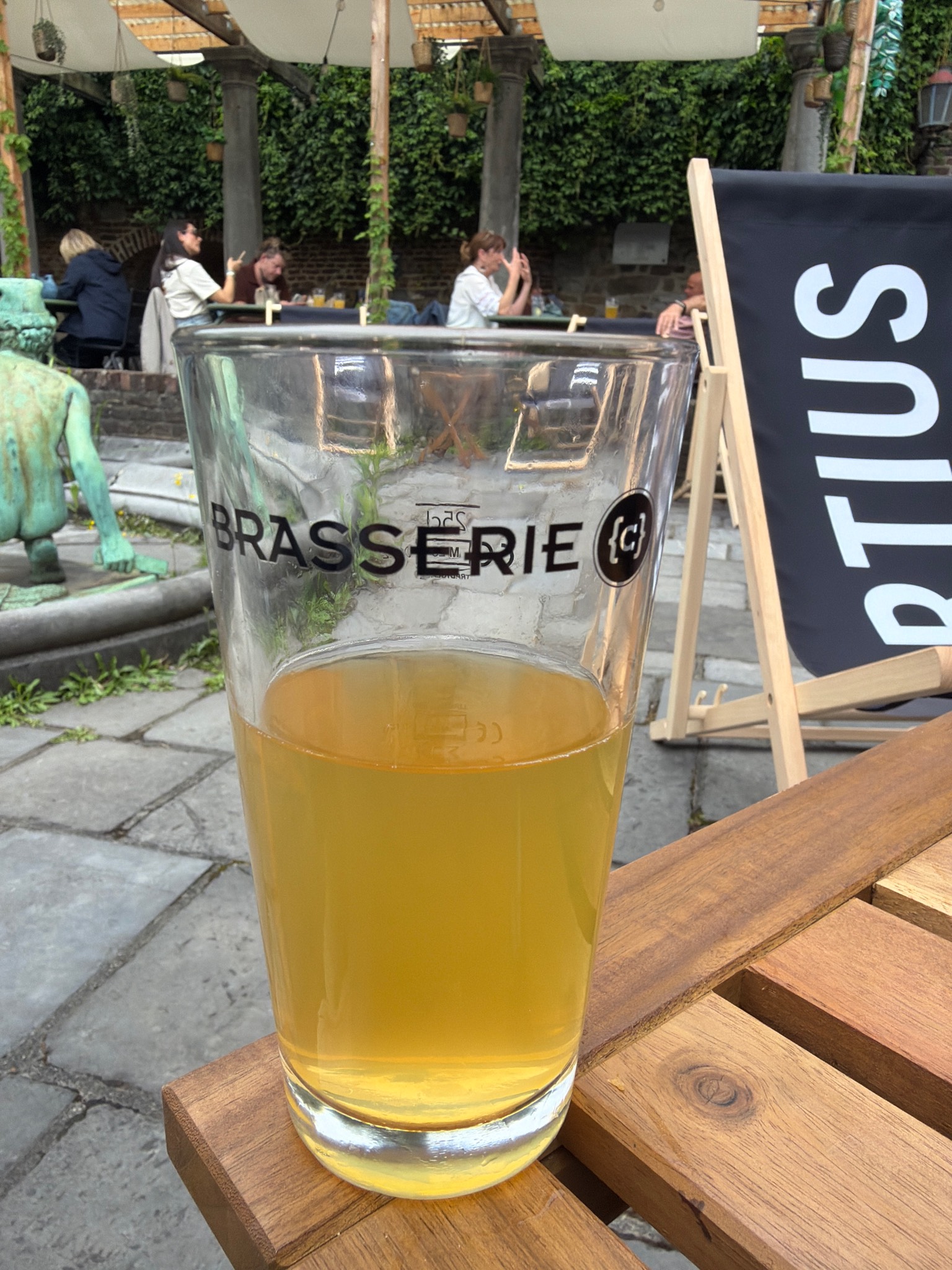 Smash Field, Brasserie {C}