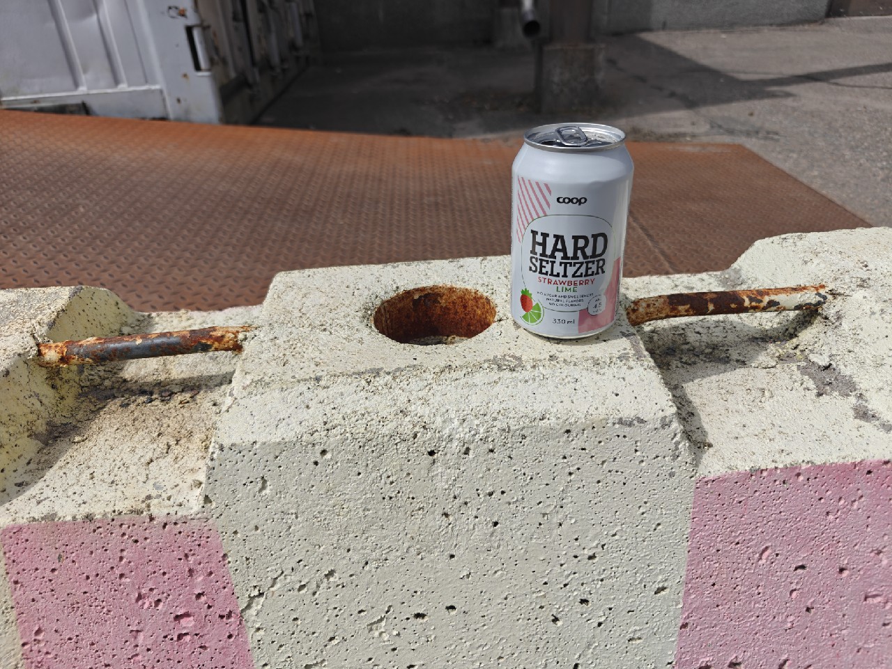 Rainbow Strawberry & Lime Hard Seltzer, Finland