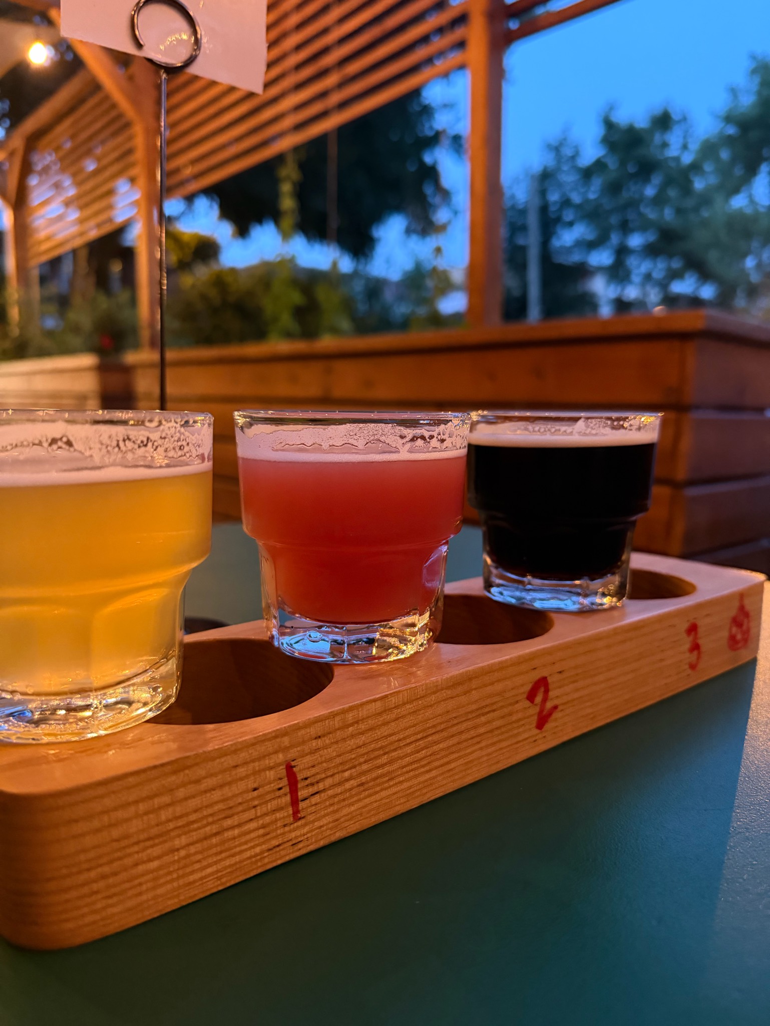 L'ÉTÉ S'ANNONCE RESPECTABLE, Mellön Brasserie