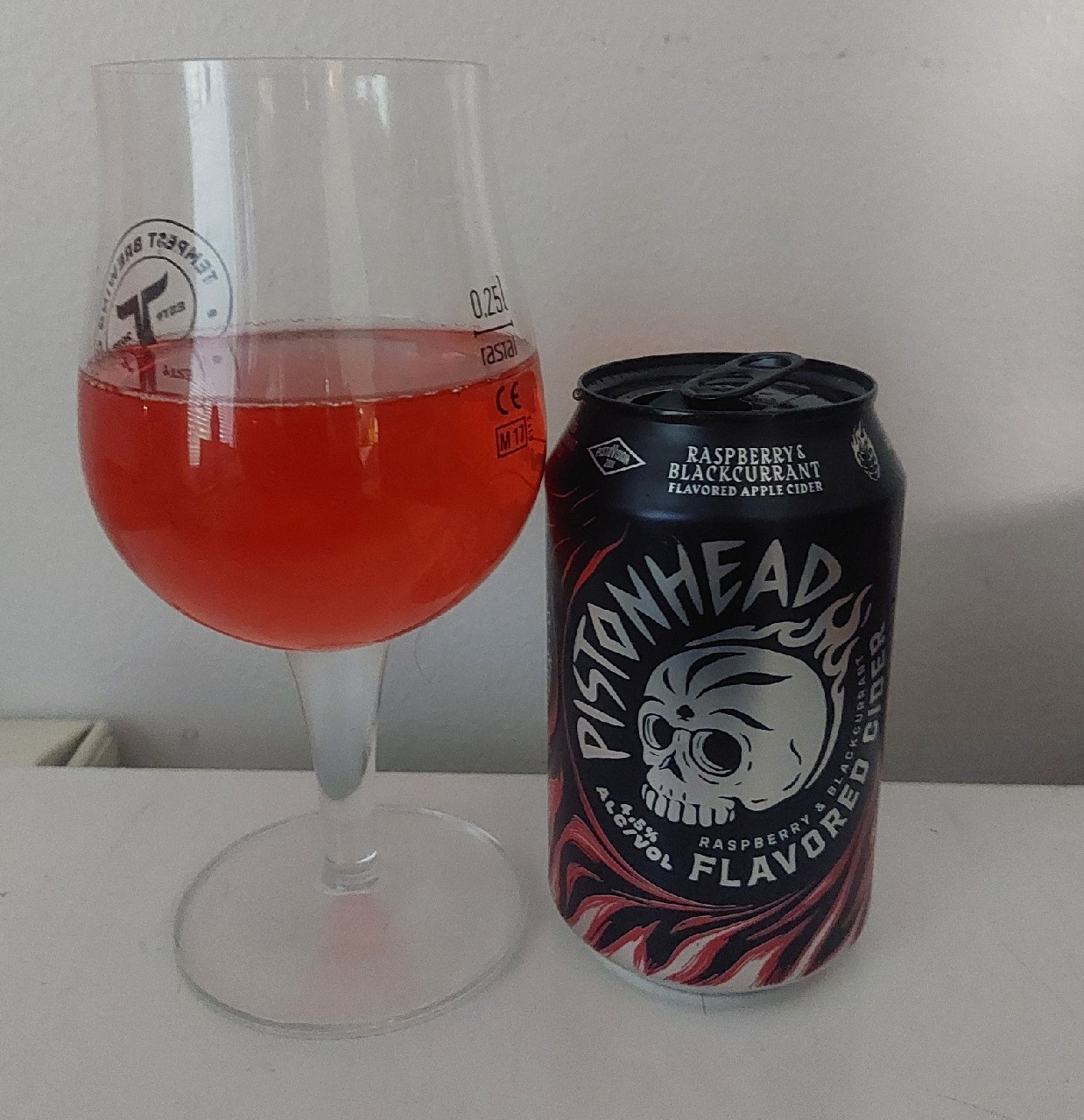 Pistonhead Hallon Svarta Vinbär Cider, Sweden