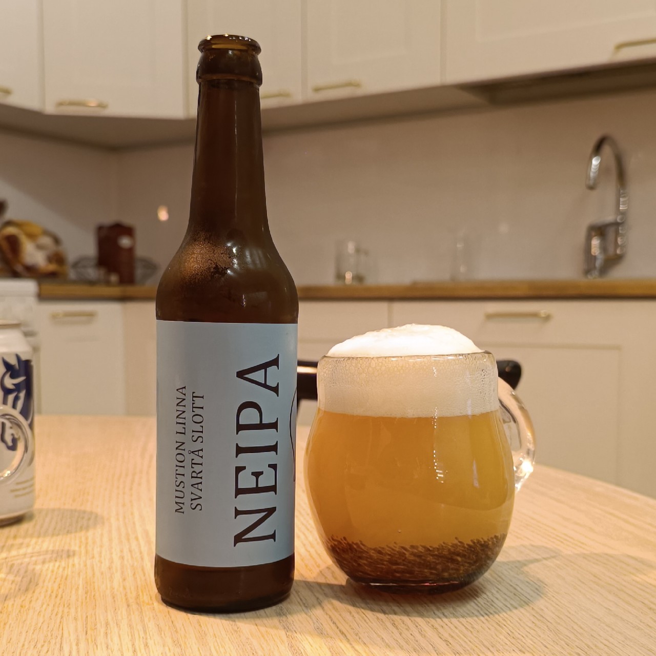 Mustion Linna Neipa, Finland