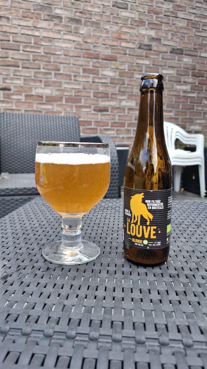 La Louve Blonde, La Ferme Des Loups