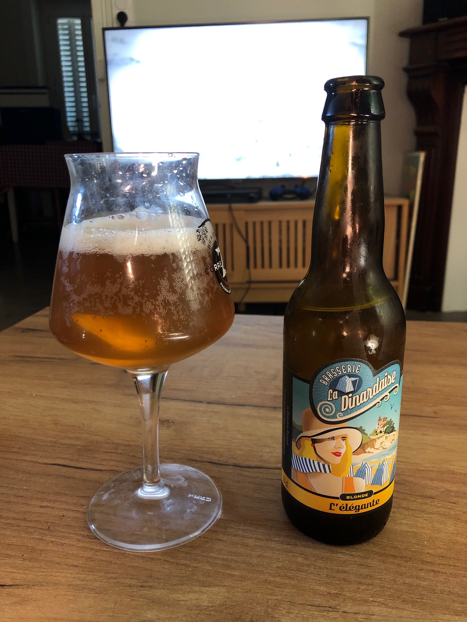L'Élégante Blonde, Brasserie La Dinardaise