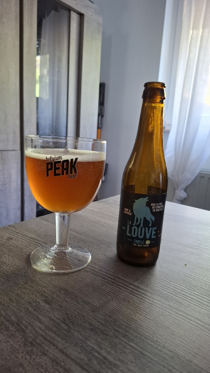 La Louve Triple, La Ferme Des Loups