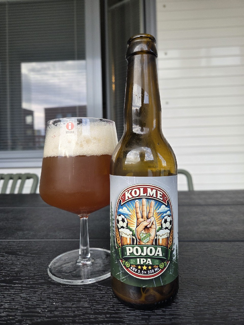 Kolme Pojoa, Finland