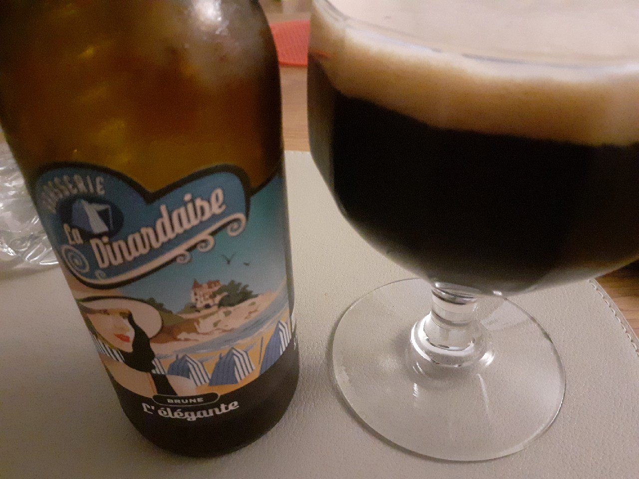 L'Élégante Brune, Brasserie La Dinardaise