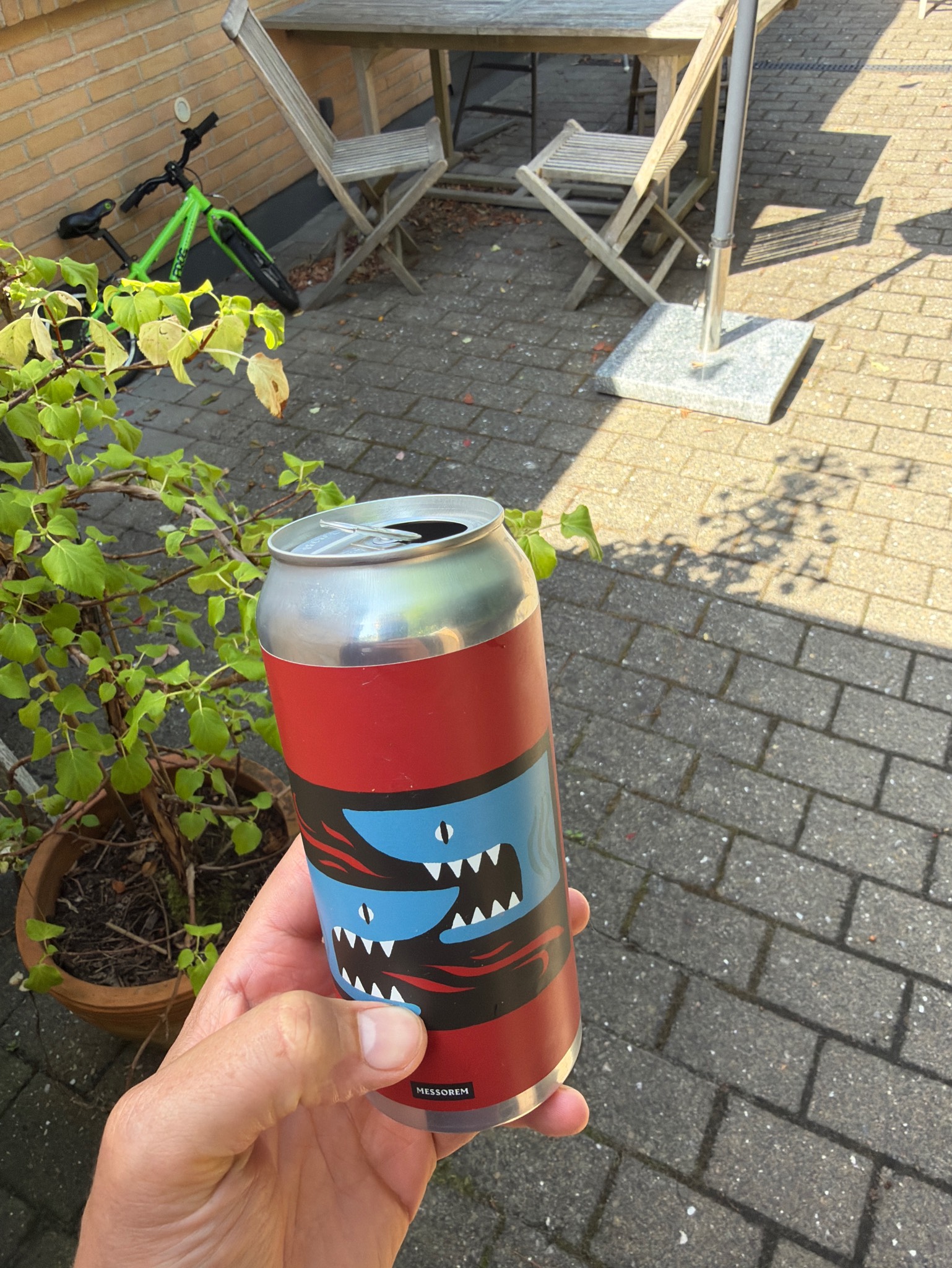 Lancé Aux Requins, Canada